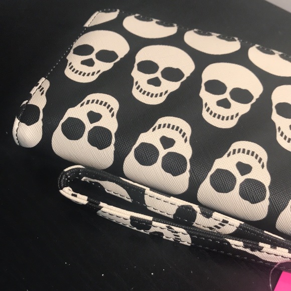 Betsey Johnson, Black with White Skull Heads Wallet - Picture 3 of 7
